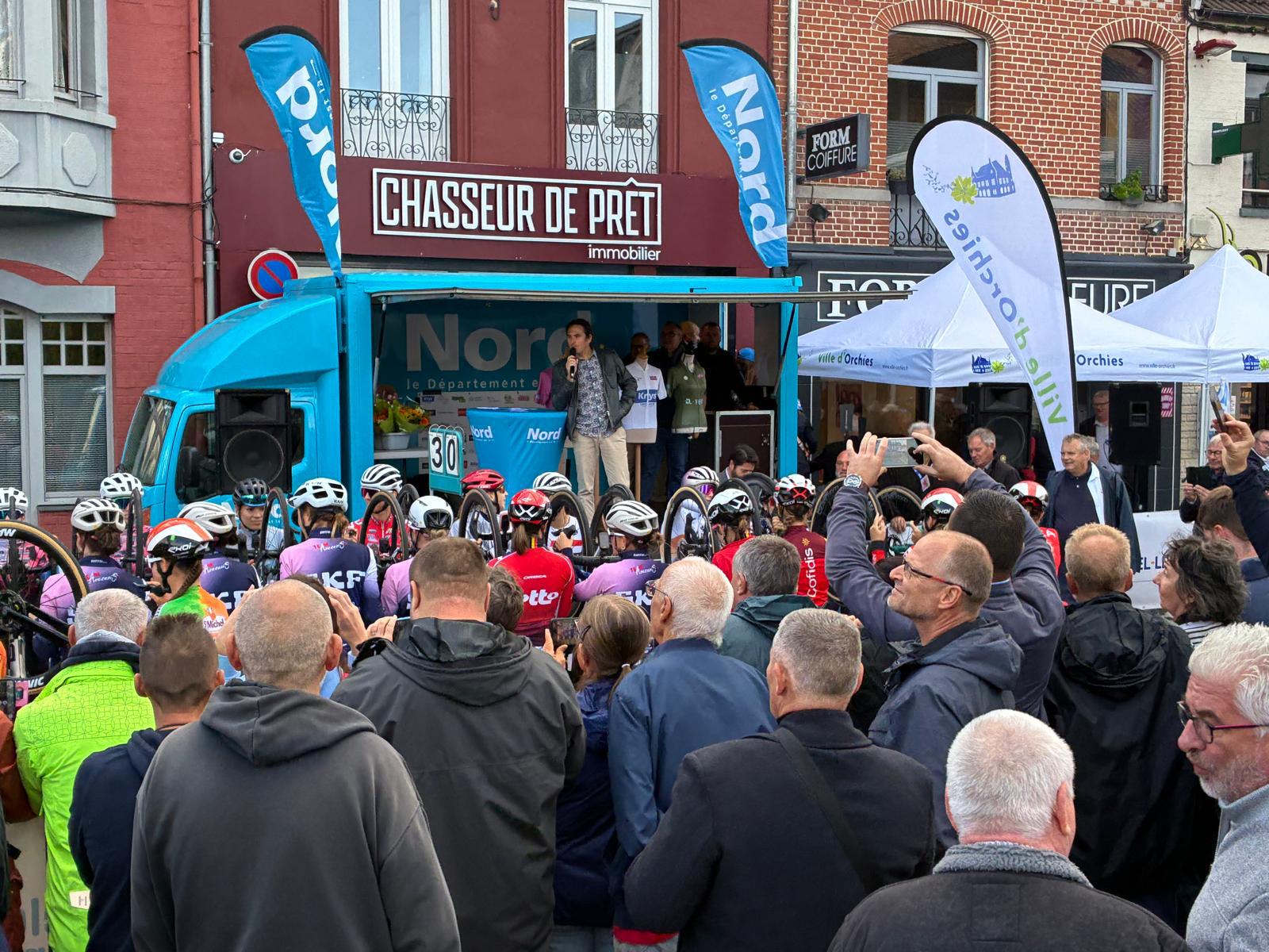 un animateur micro speaker pour une mairie en plein travail sur le podium d'une course.