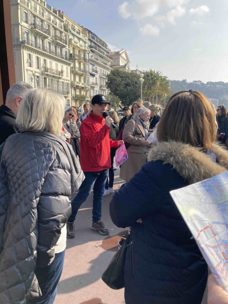 un animateur au micro durant un team building d'entreprise à Nice.