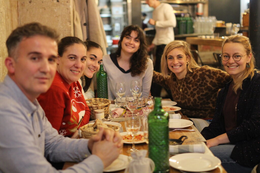 Une table dans un restaurant avec des collègues souriants.