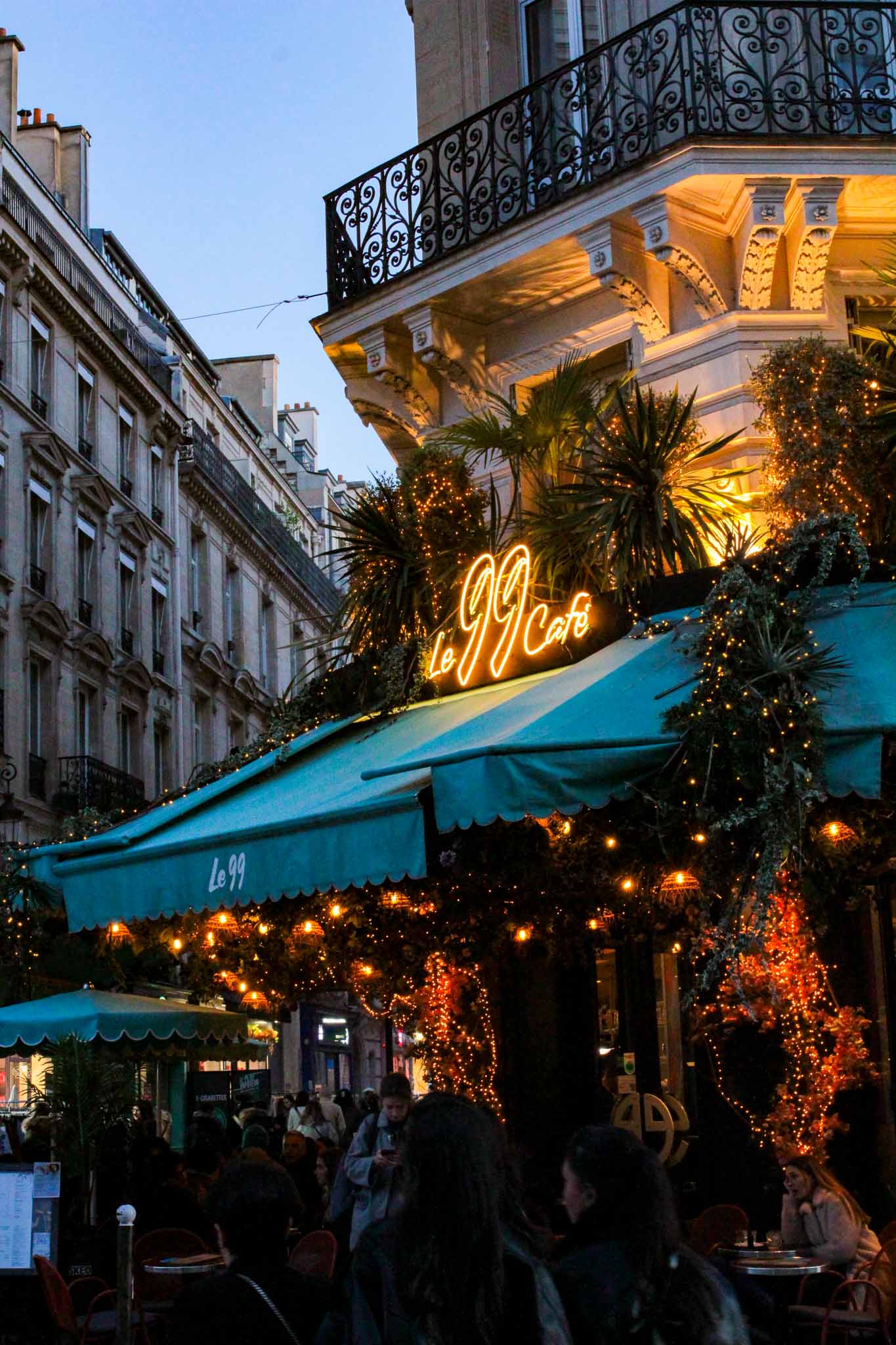 Un café à Paris avec des fleurs sur la façade.