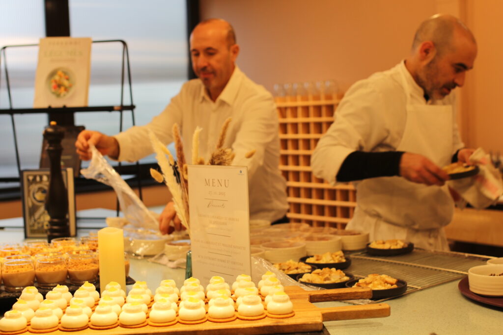Nos deux chefs à cuisinier à Paris préparent les desserts.