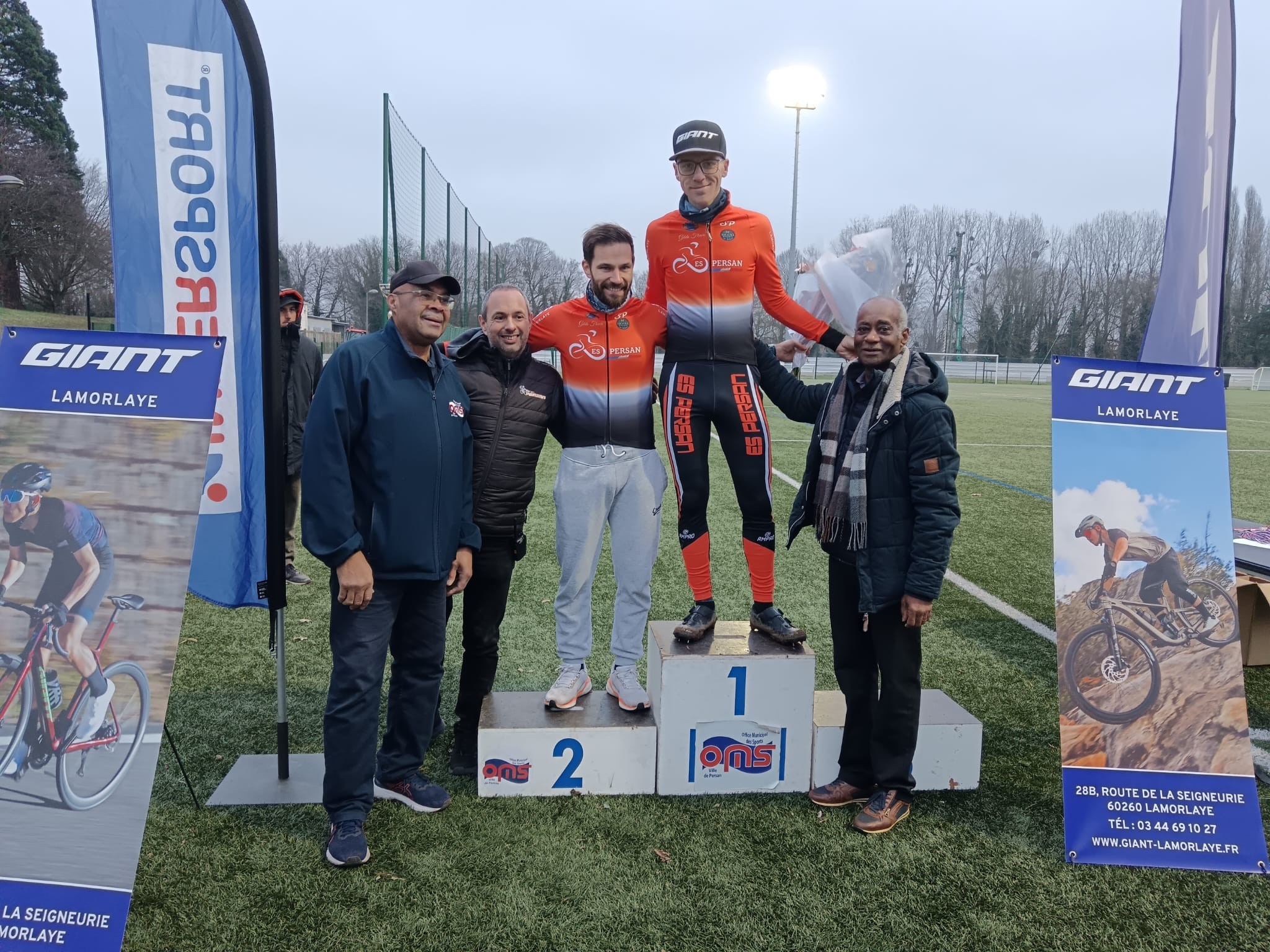 Le podium de l'épreuve de cyclocross à Persan avec le nouveau maillot du club de cyclisme.