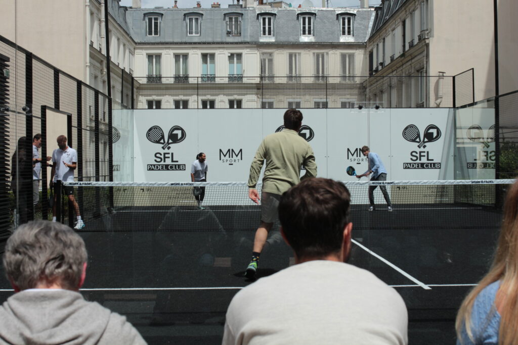 Team Building sur un terrain de padel