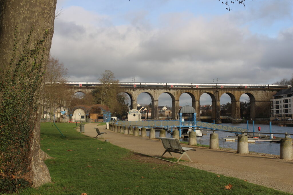Le TGV de passage sur le Viaduc de Laval en Mayenne.