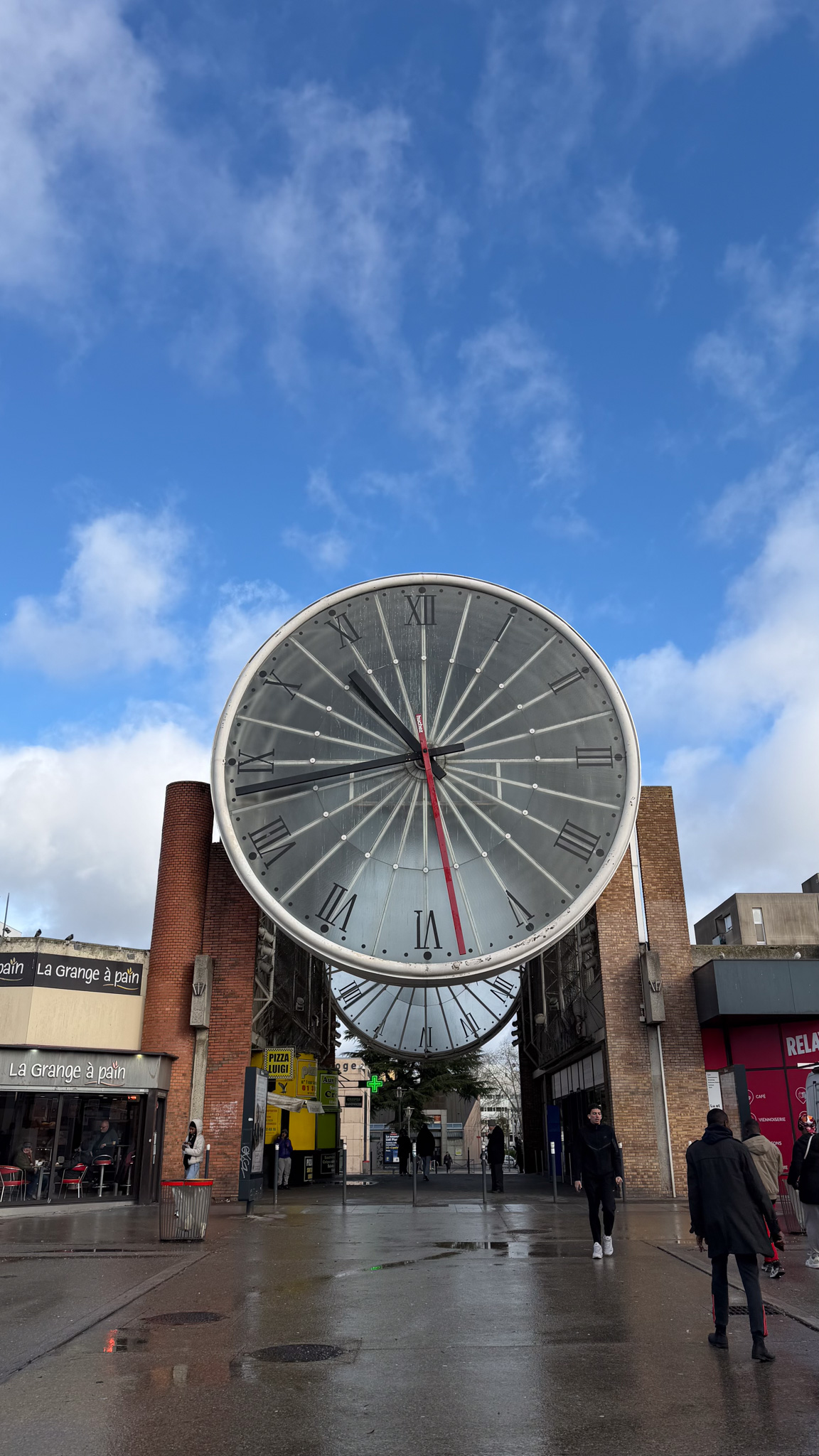 Grande horloge de Cergy Saint-Christophe par beau temps