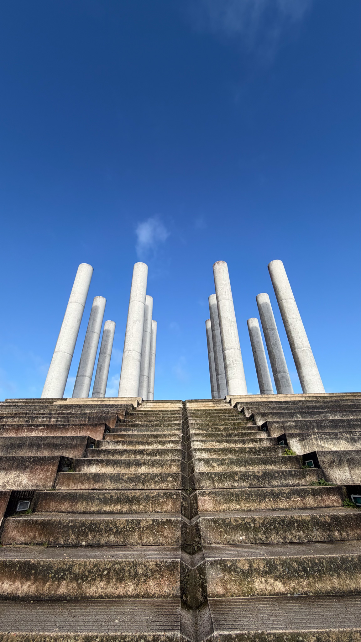 Les 12 colonnes de Cergy avec le ciel bleu en arrière plan