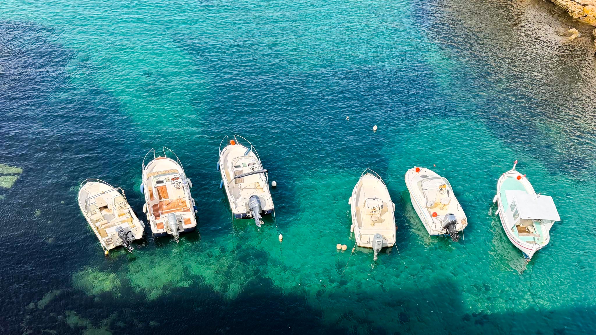 Bateaux de plaisance dans la mer turquoise.