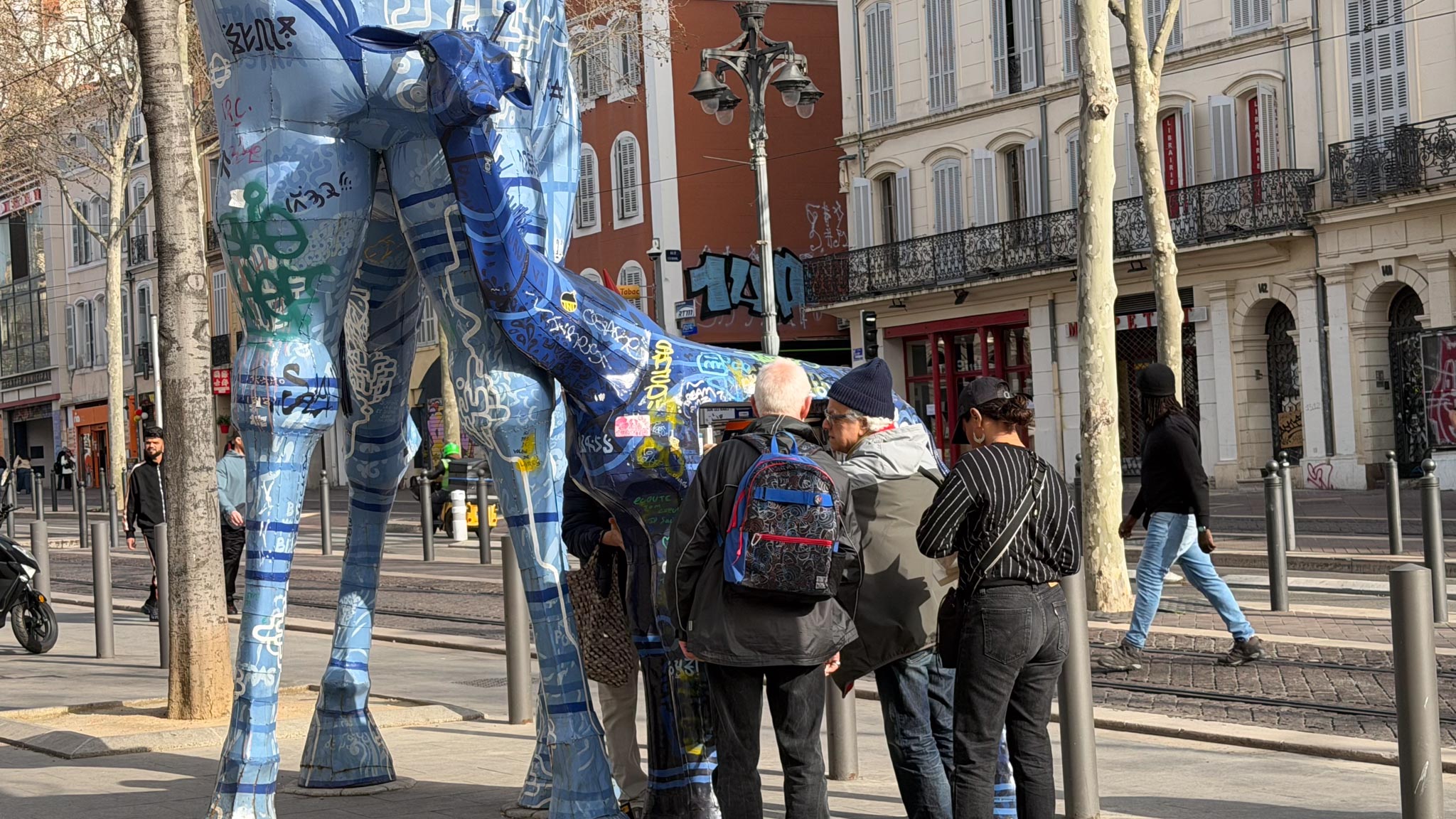 Bibliothèque en forme de girafe avec des gens qui lisent