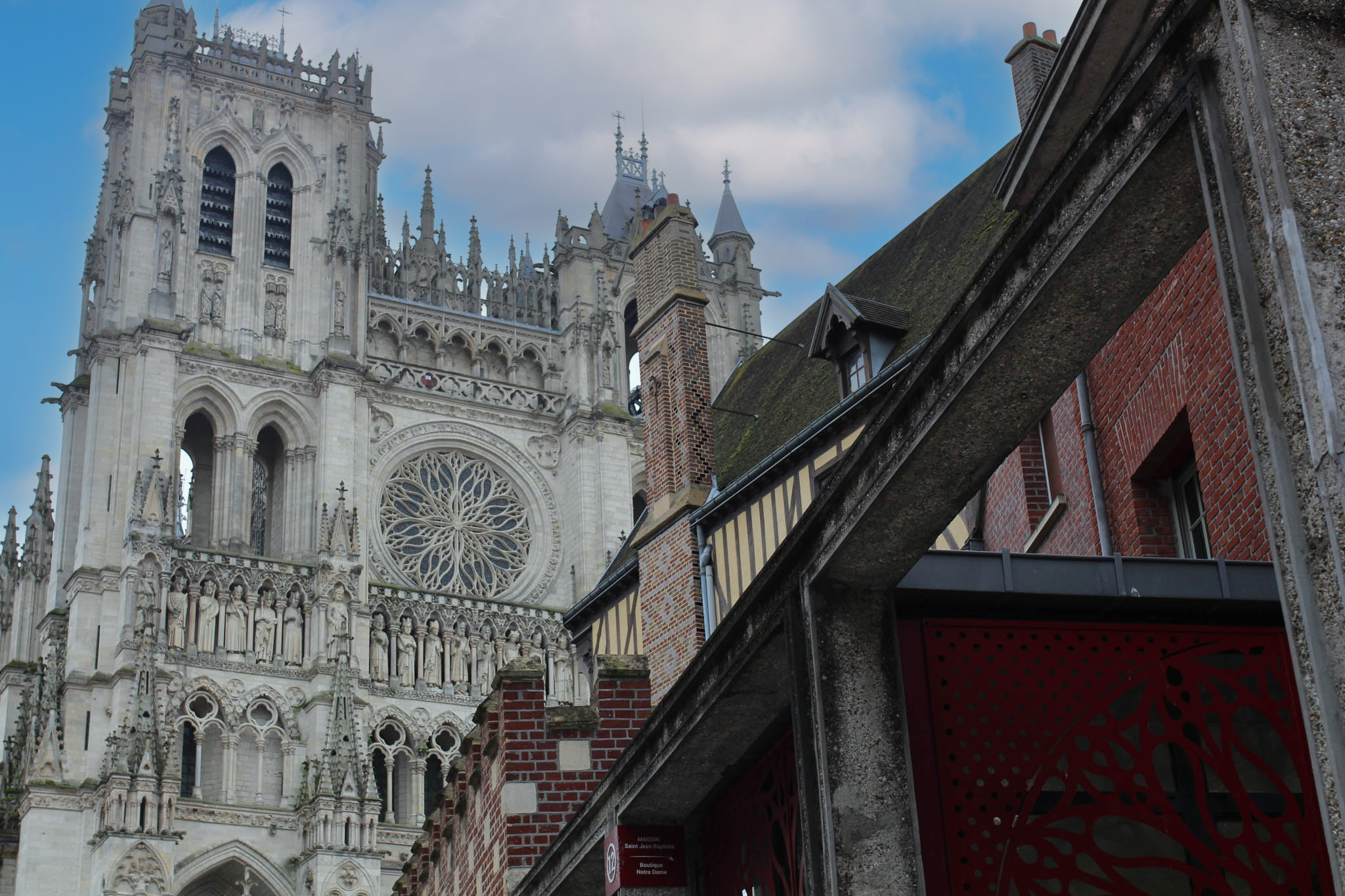 La cathédrale d'Amiens prise depuis la rue André avec au premier plan des maison à pans de bois.