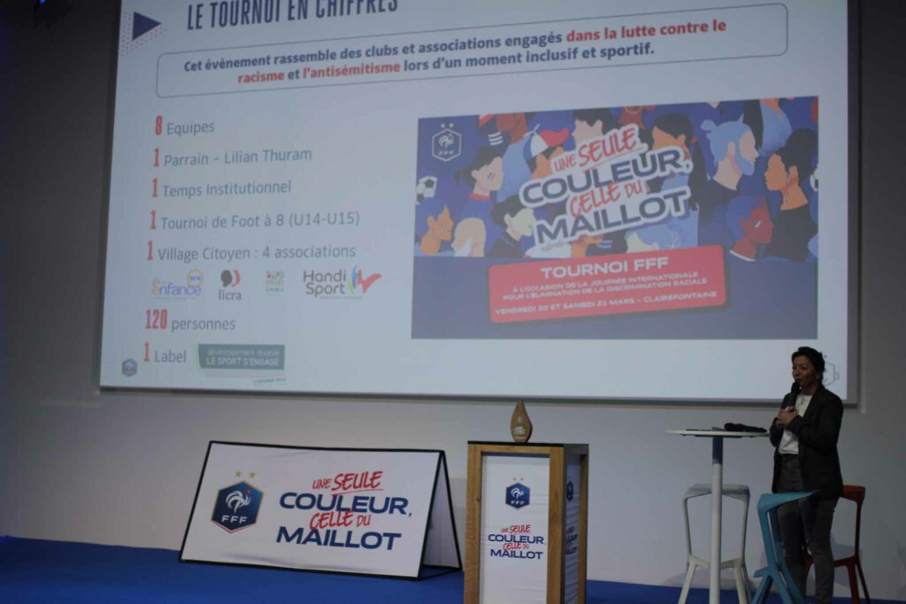 une salle avec une présentation en direct