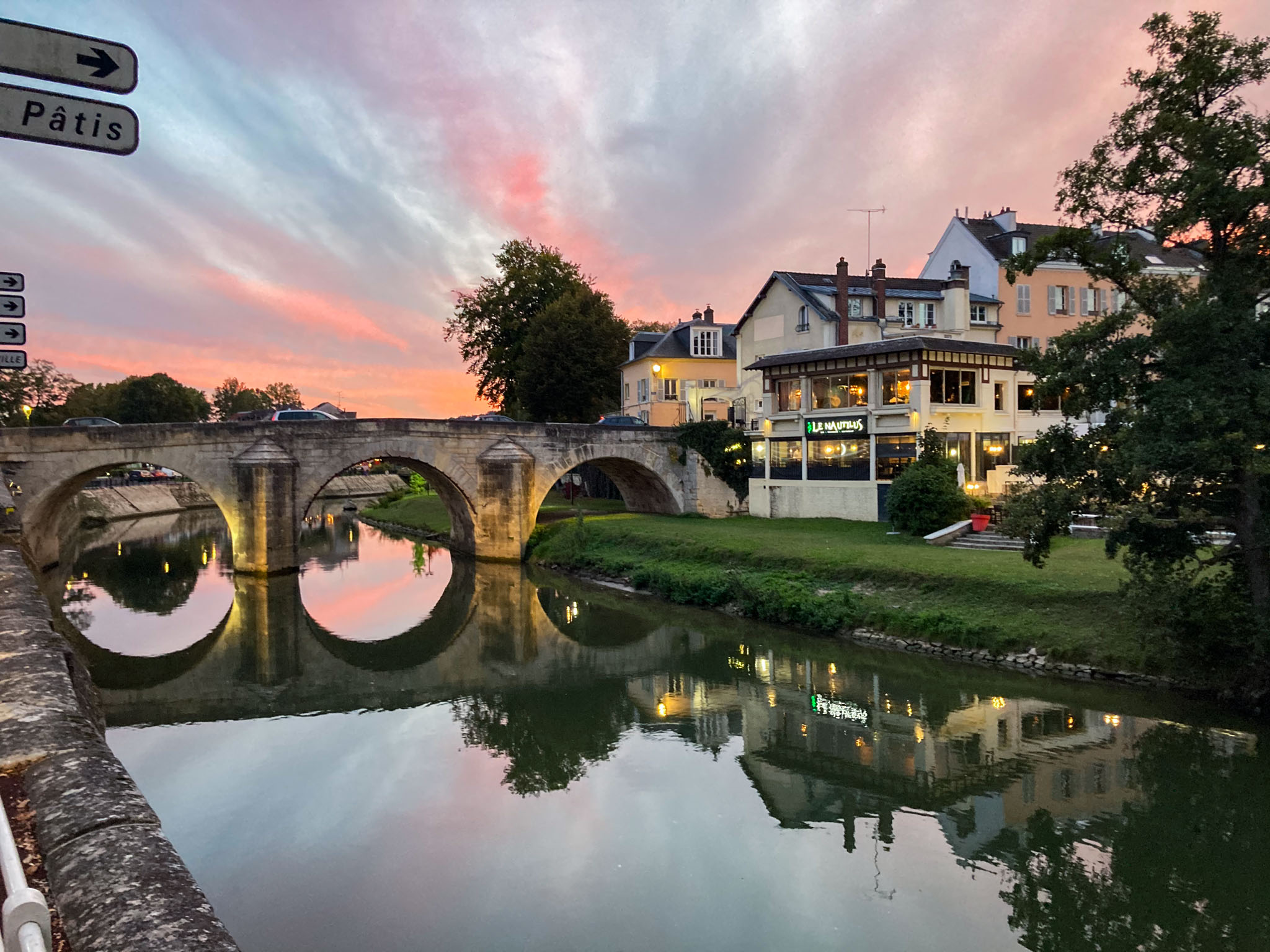 Pont en pierre au dessus de l'Oise au coucher de soleil.