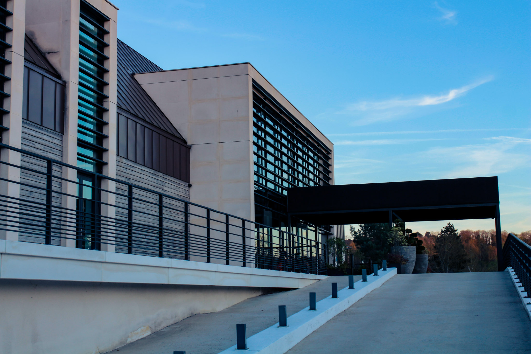 rampe d'accès voiture d'un hôtel de luxe.