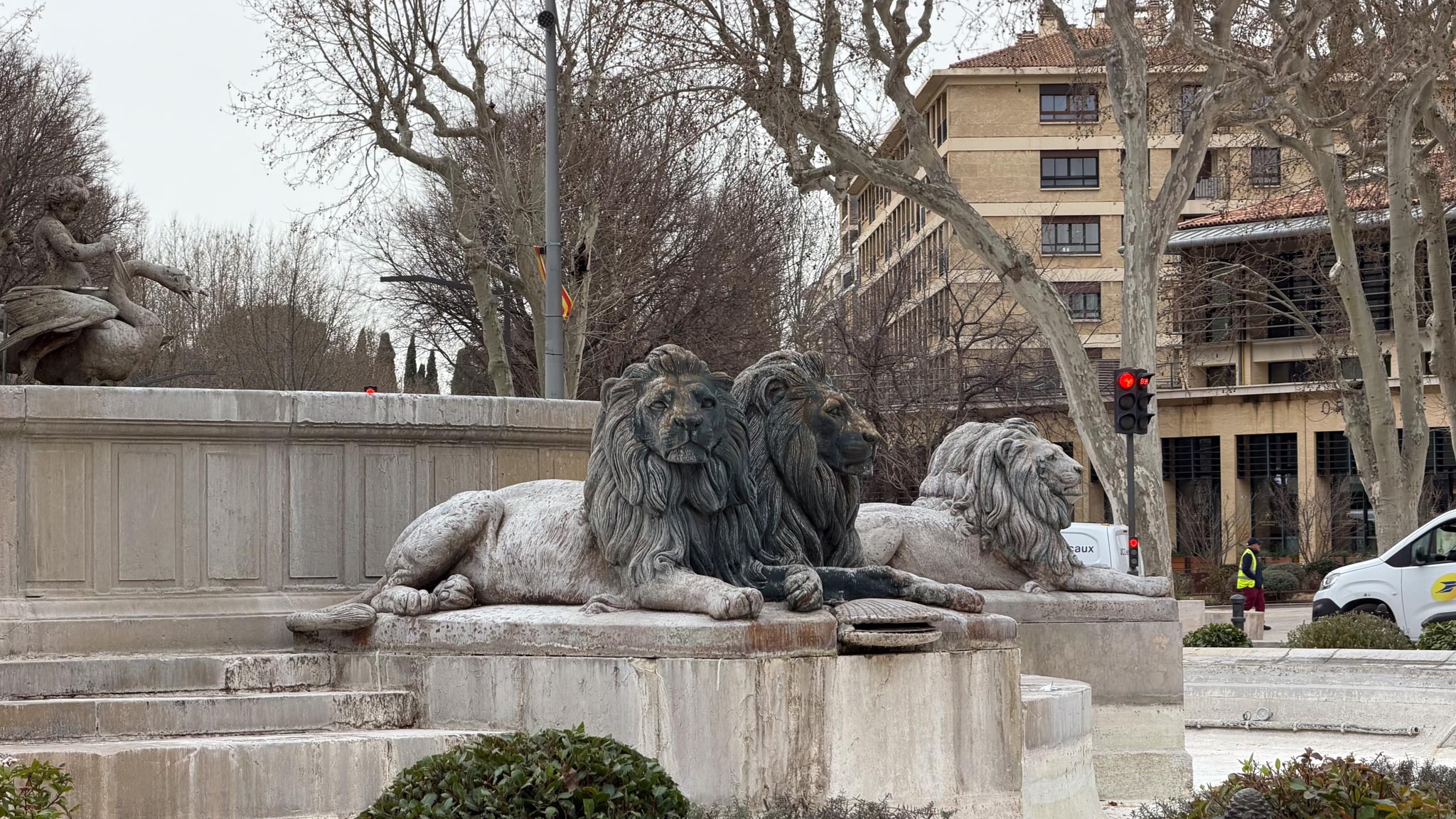 Les lions couchés sur la fontaine de la Rotonde