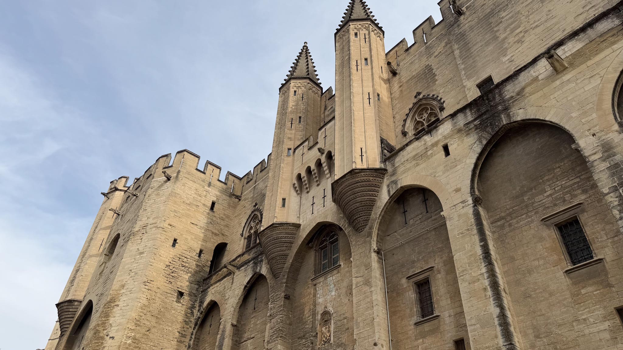 Le palais des papes vue d'en bas