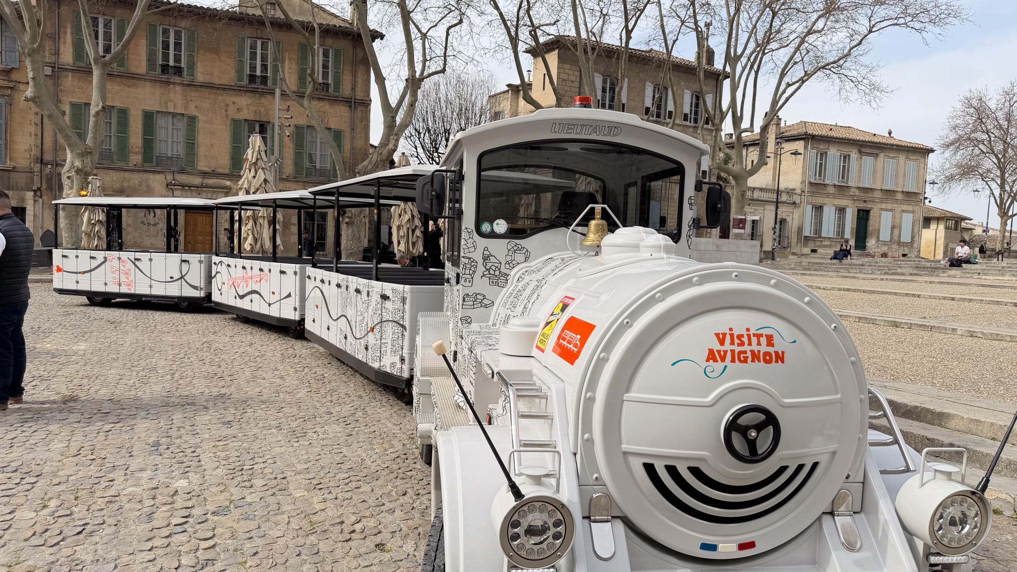 Le petit train qui fait le tour d'Avignon pour que les touristes découvrent la ville.