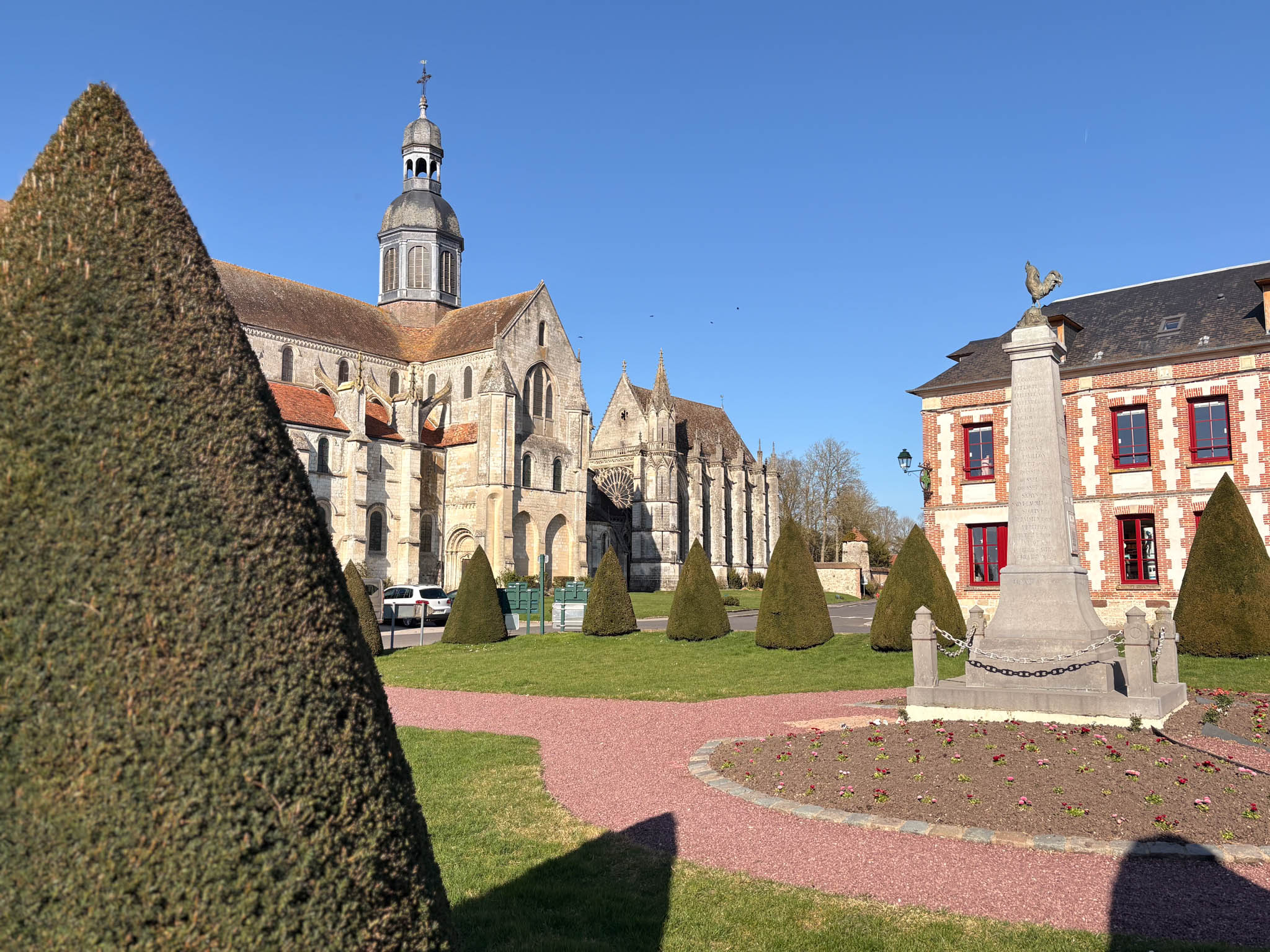la place centrale de Saint-Germer-de-Fly