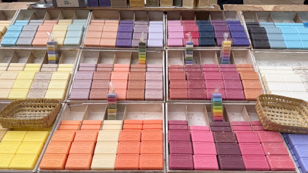 Savon marseillais colorés