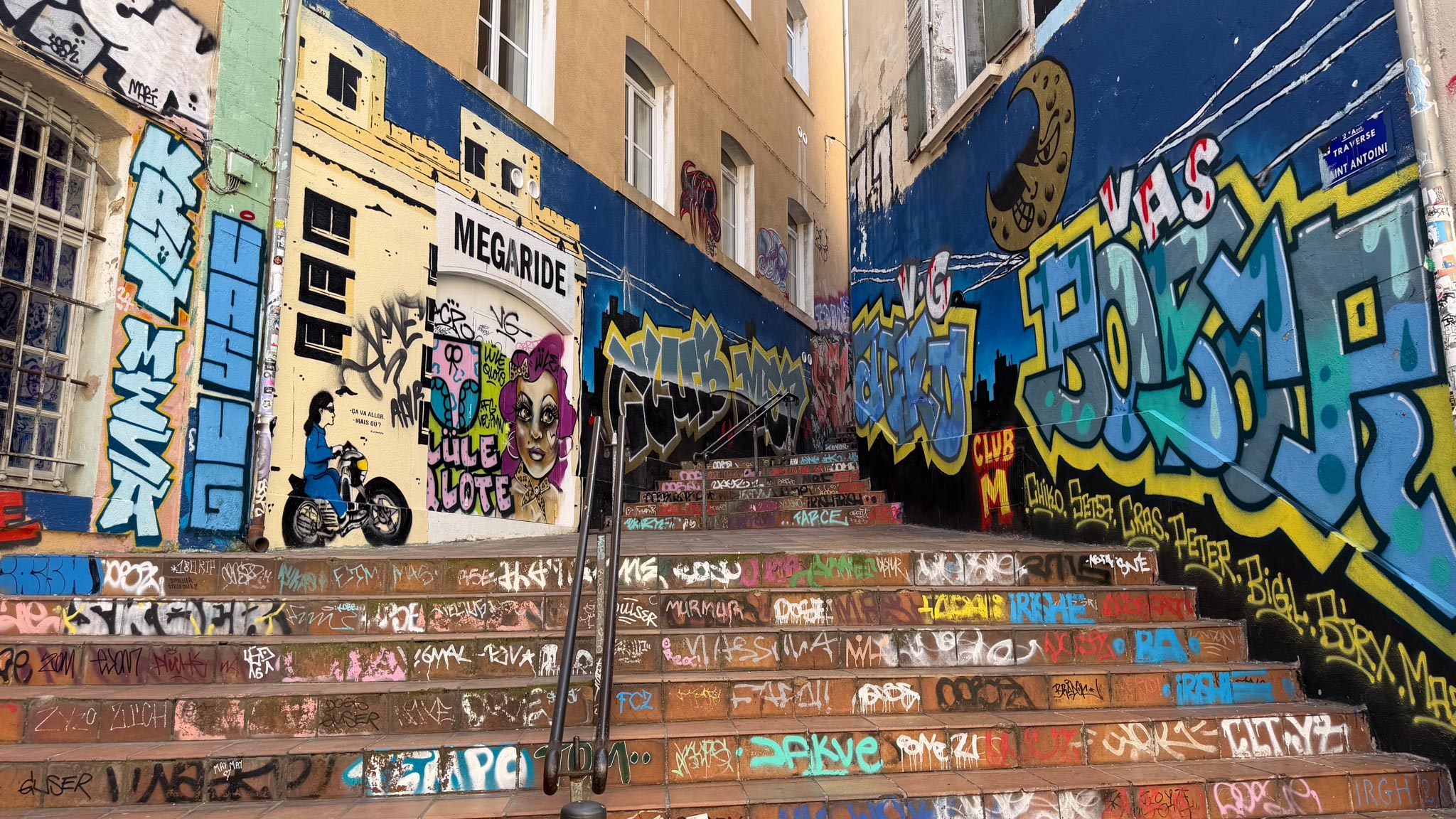Escalier et mur taguer dans le quartier du Panier à Marseille