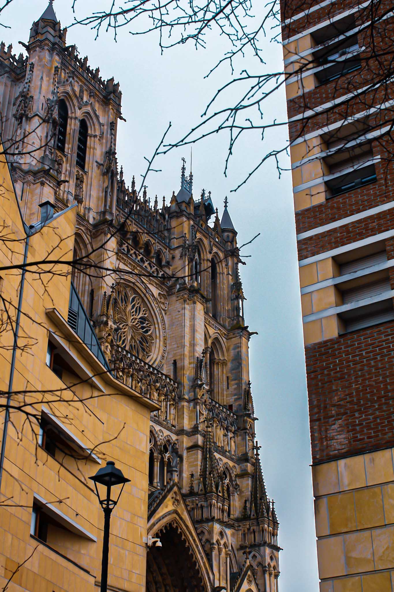 la Somme à Amiens avec des maisons de ville autour.