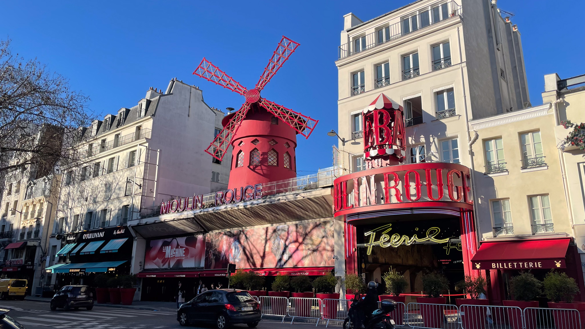 Le Moulin rouge ensoleillé
