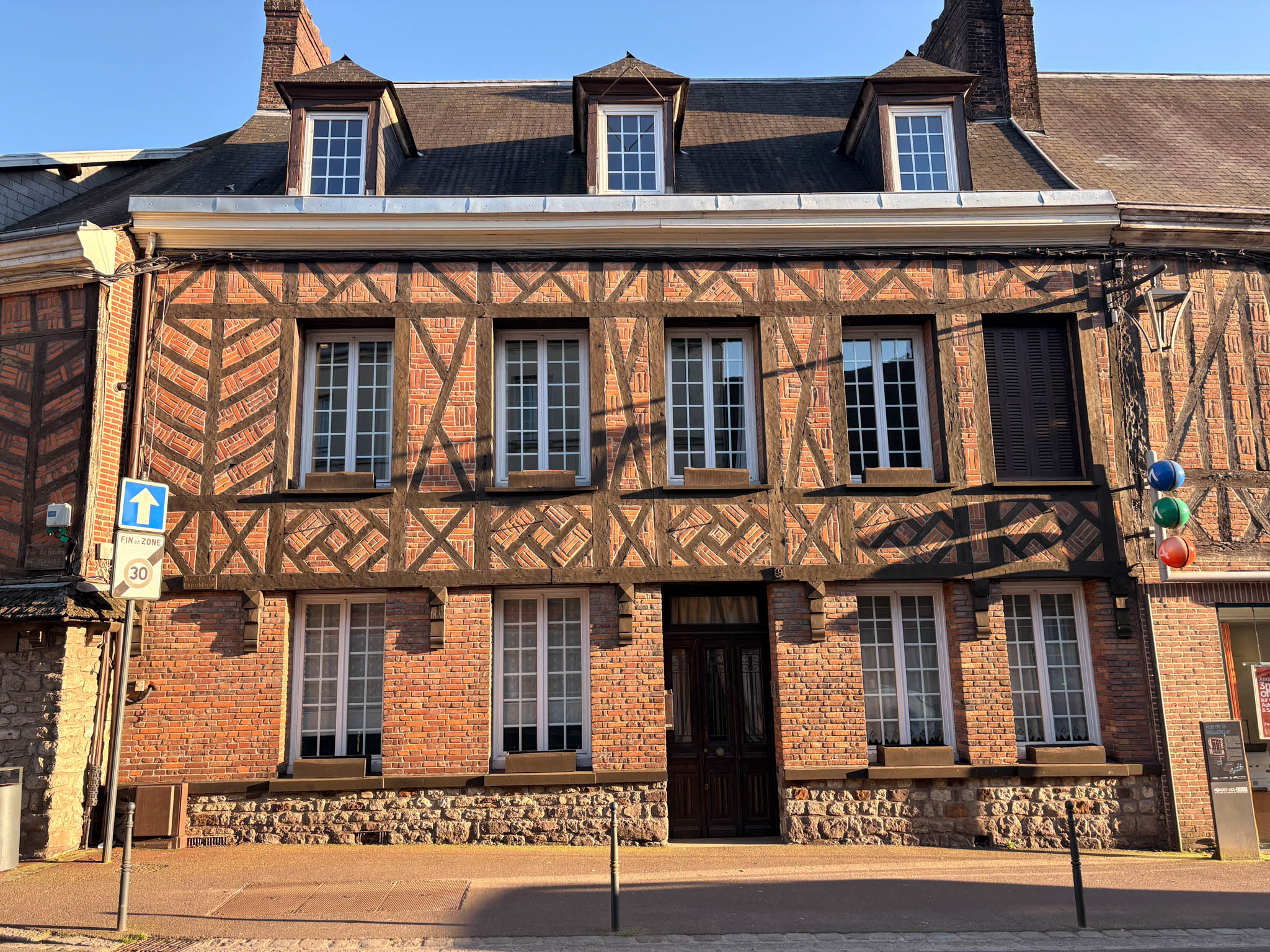 une maison à pan de bois typiques de la Normandie.
