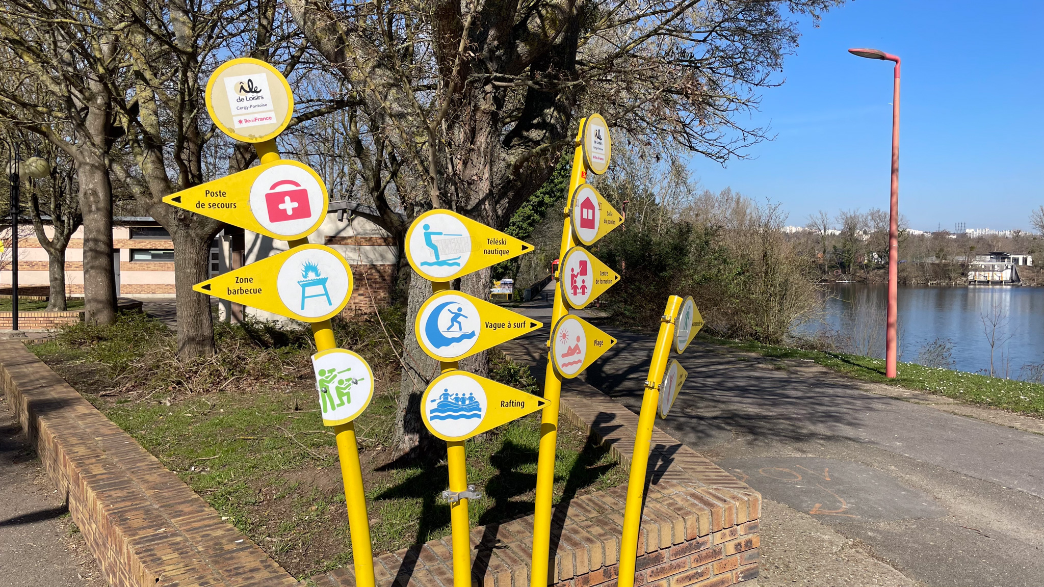 Panneau indiquant les activités disponibles à l'ile des loisirs de Cergy