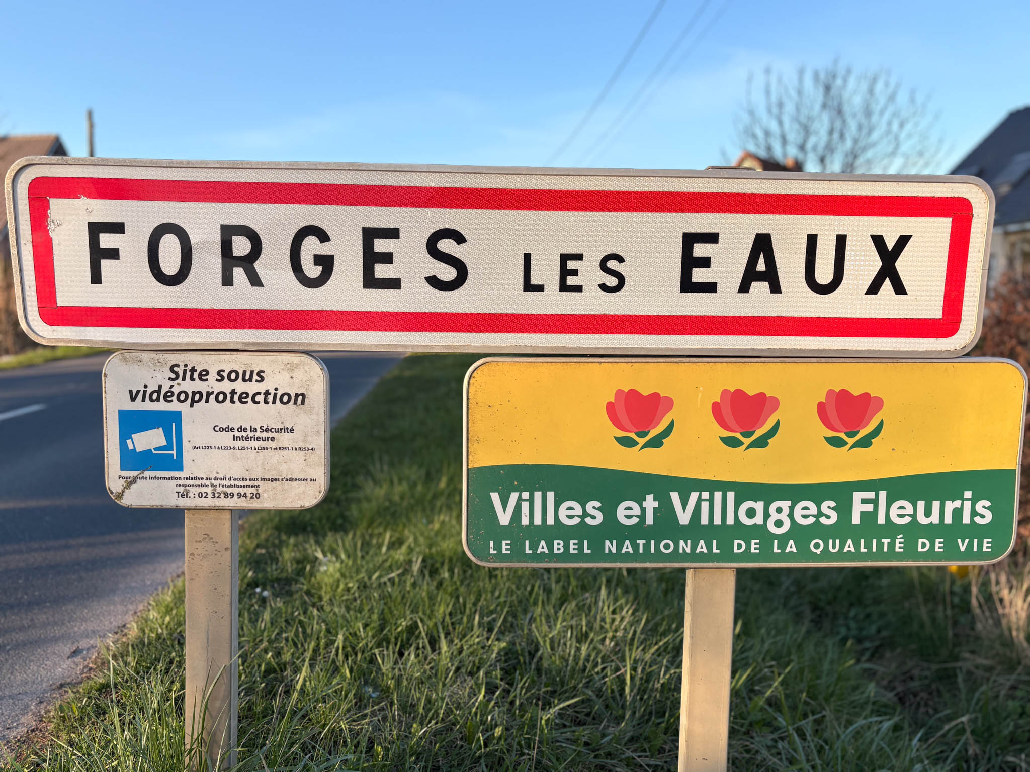 le panneau d'entrée de ville de Forges-les-eaux.