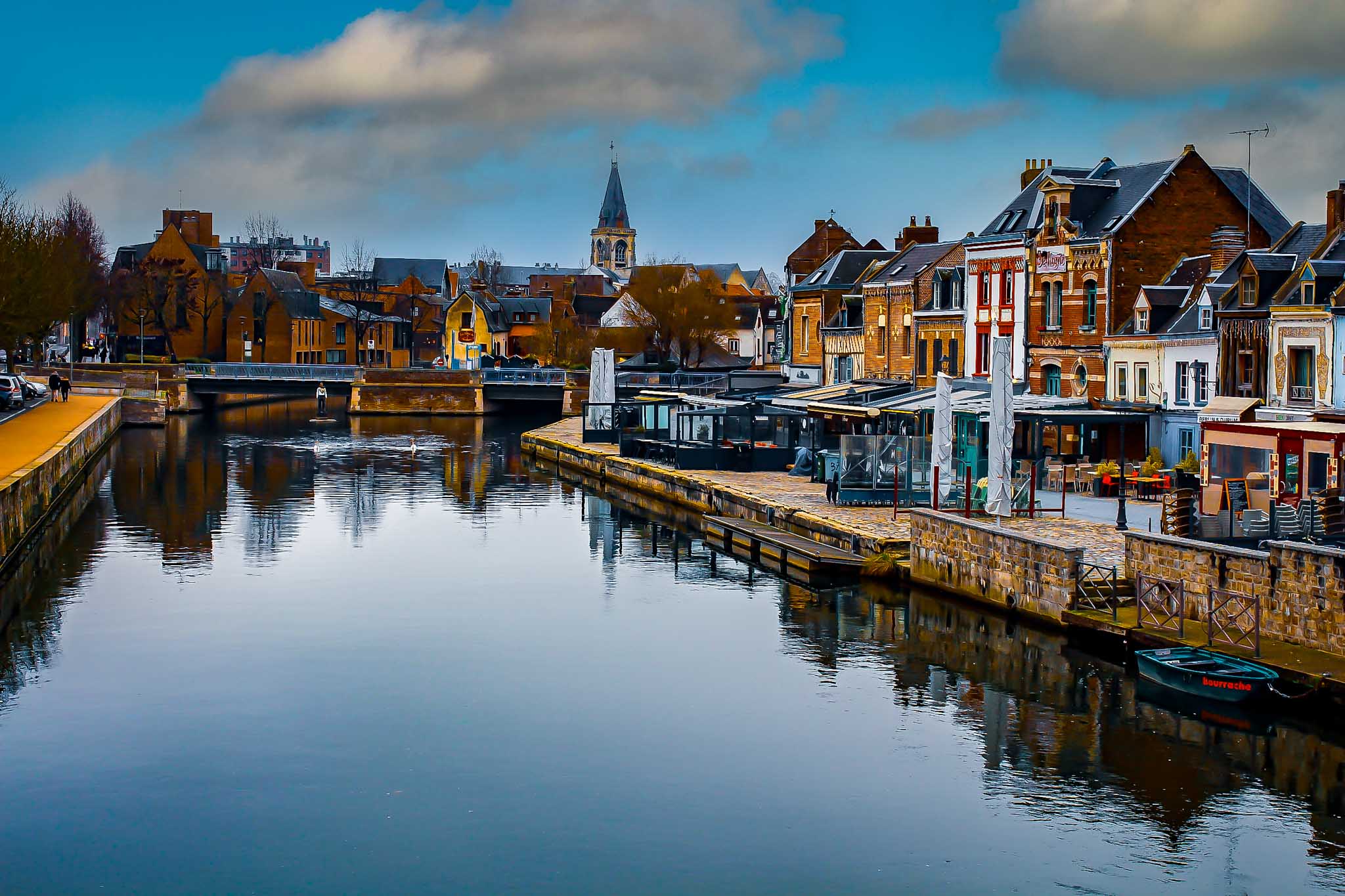 la Somme à Amiens avec des maisons de ville autour.