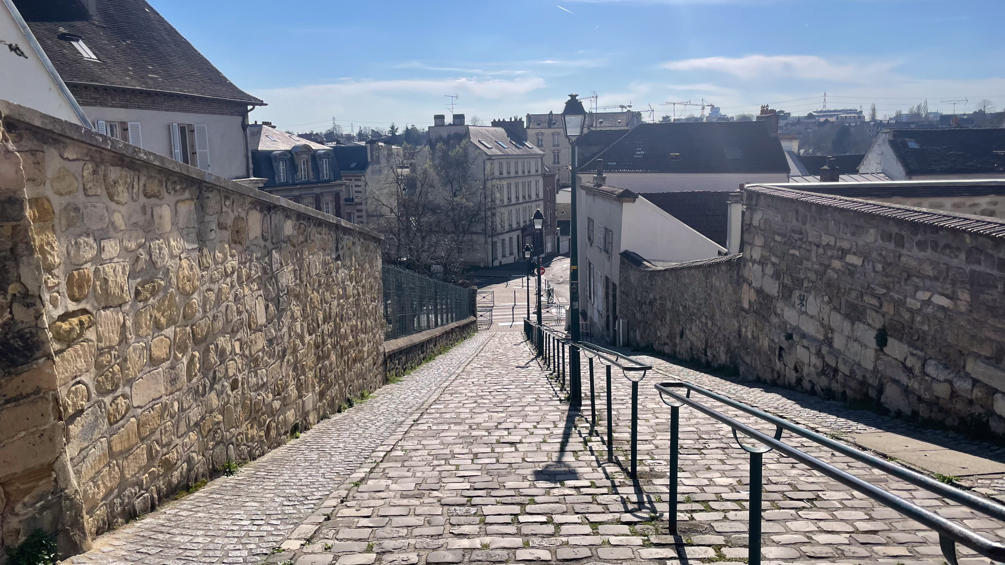 Les escaliers proche de la Cathédrale St-Maclou de Pontoise avec un bon temps