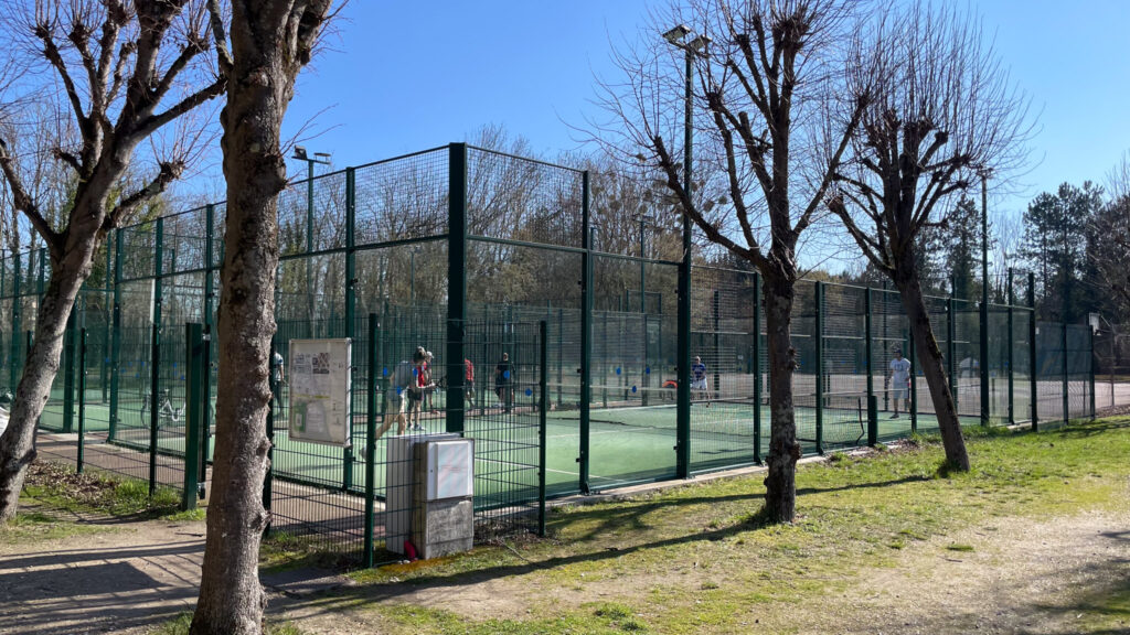 Personnes qui jouent au Padel en duo en hiver