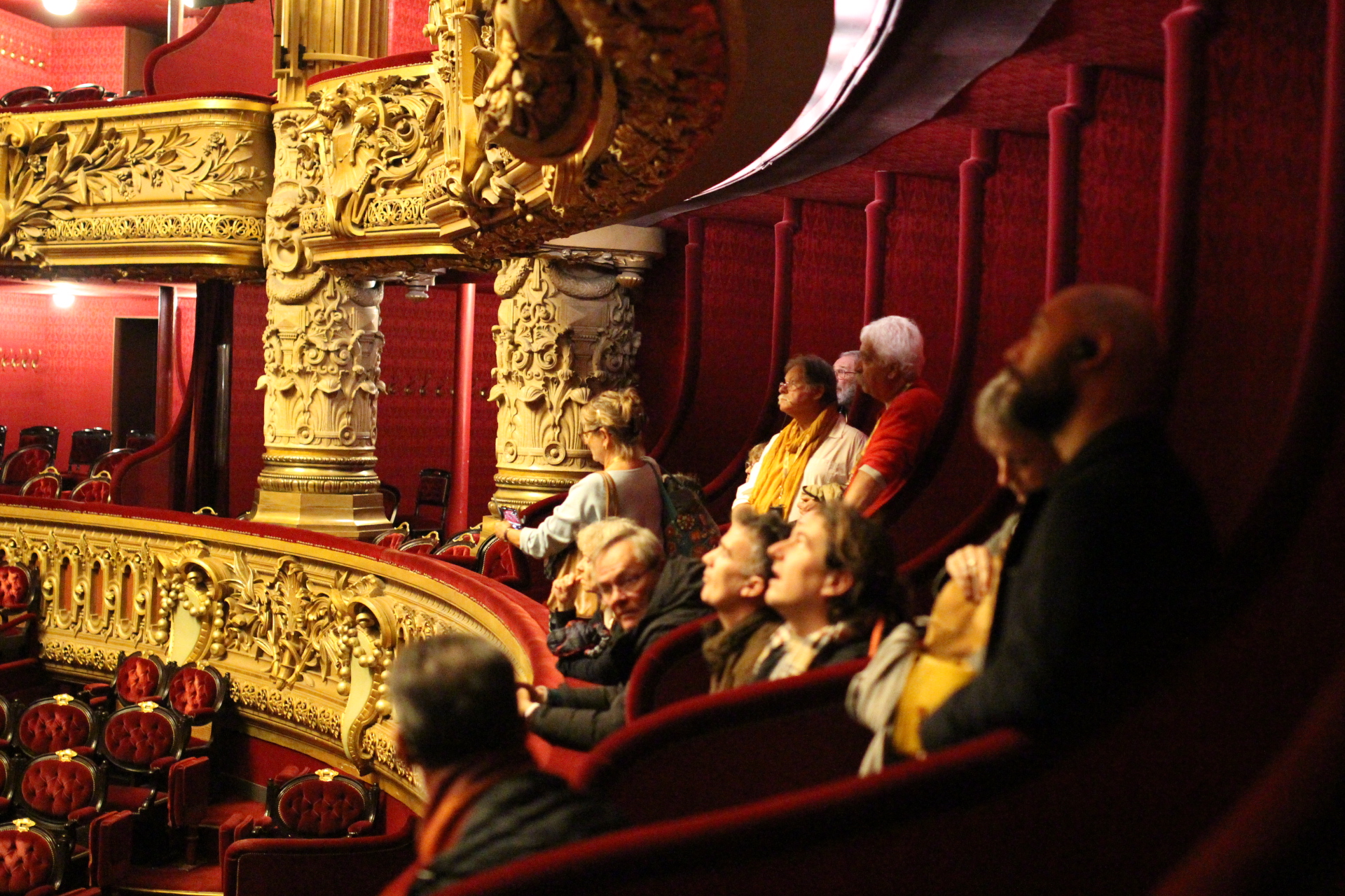 Un public dans un théâtre à Paris