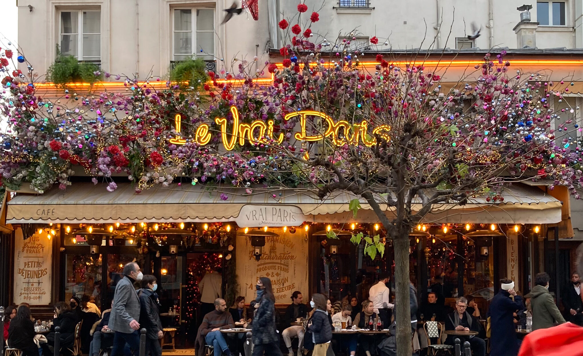Un Bar Animé dans les rues de Paris en Hiver