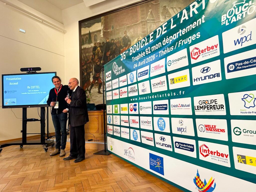 Speaker avec son micro dans une salle à Bapaume