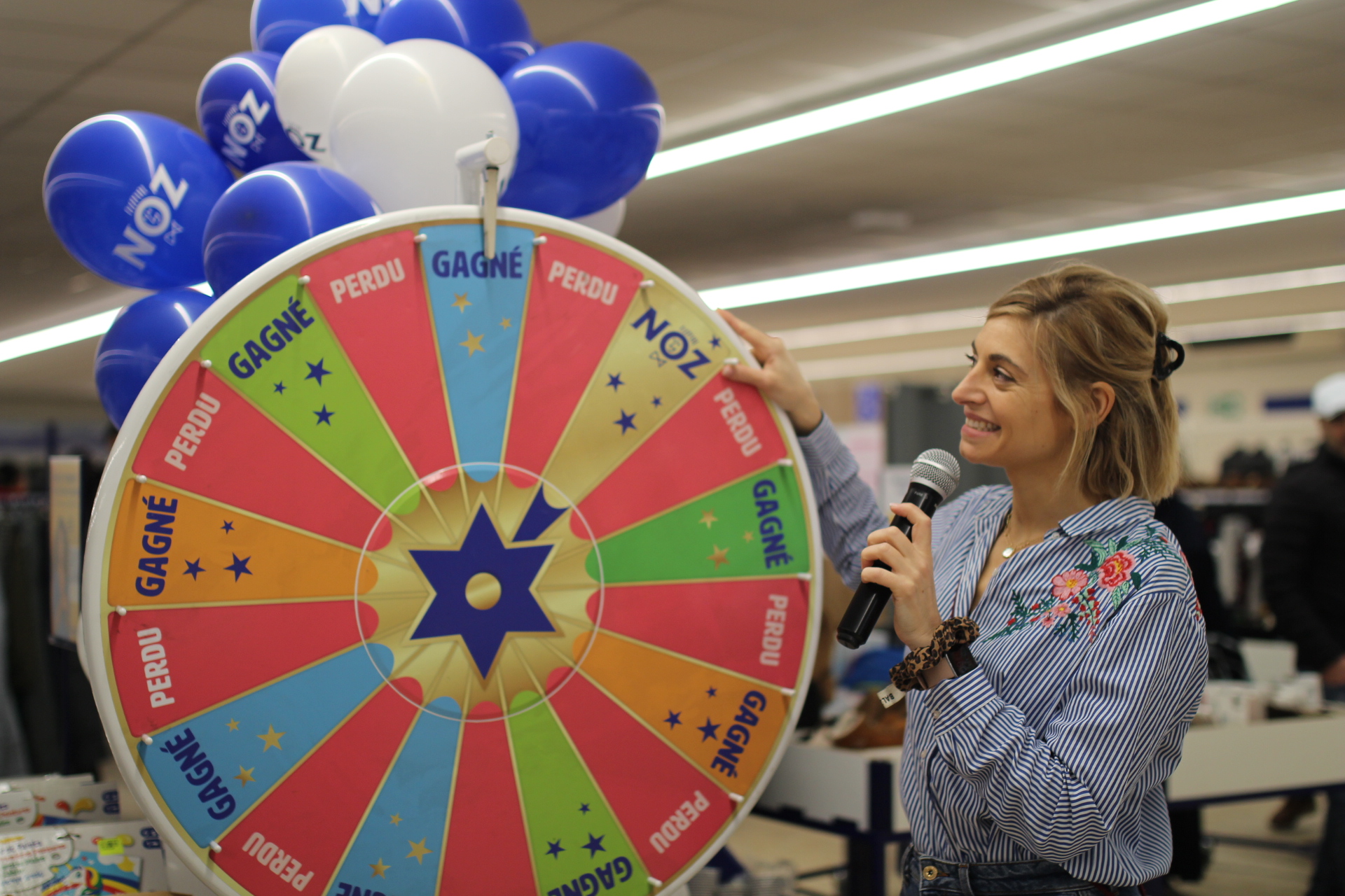 cimaise avec une roue lors d'une ouverture de magasin