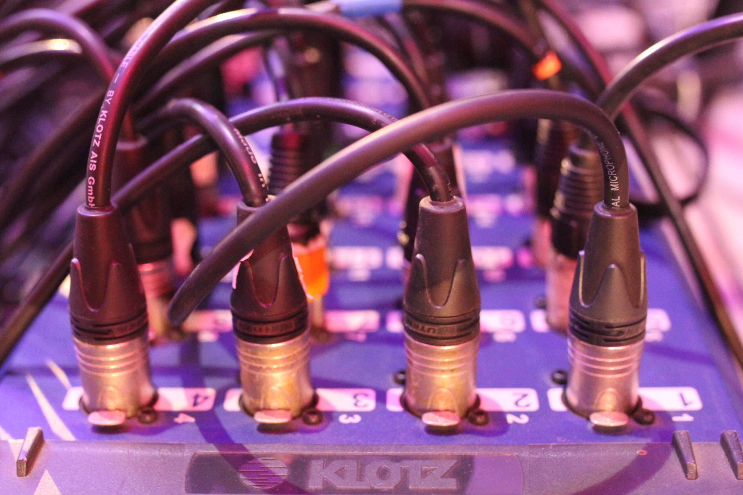 hub de branchements de câbles XLR durant un concert