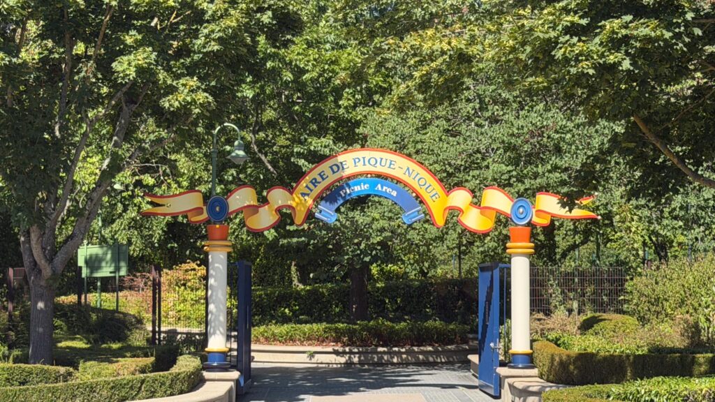 L'aire de pic nique du parc Disneyland Paris  accessible à tous 