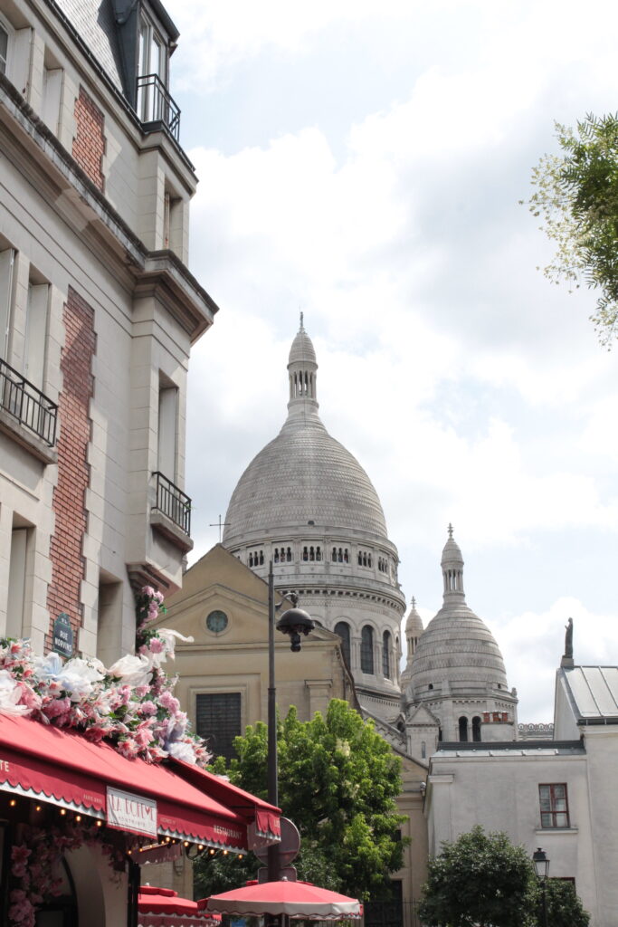 La basilique du sacré coeur depuis les rue de paris