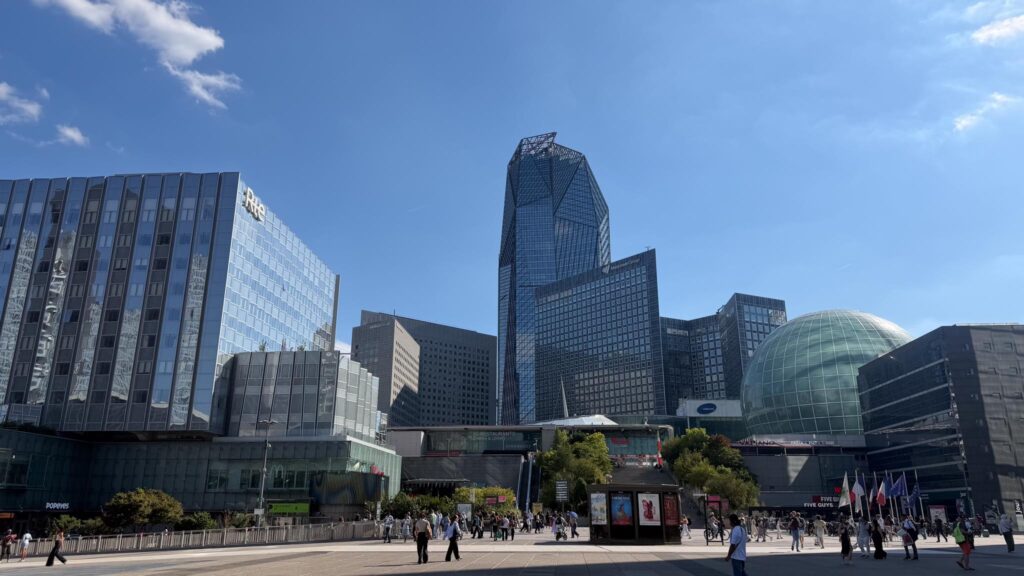 View of the arch as well as the Les 4 Temps shopping center in La Défense.