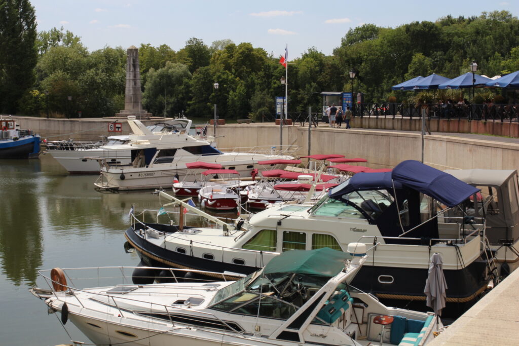 Boat moored in the port of Cergy