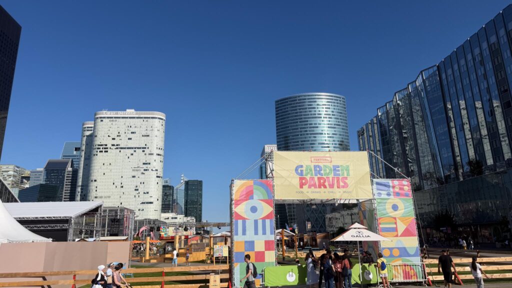 The entrance to the garden, the animation that takes place on the parvis during the summer