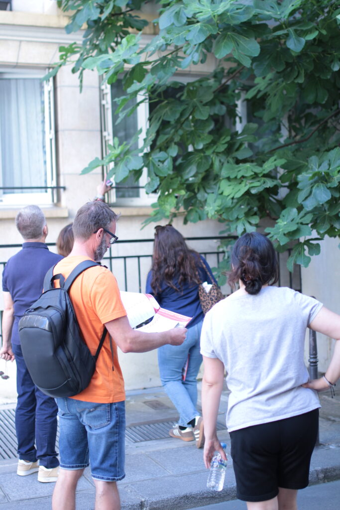 Une équipe à la recherche de leur épreuve dans la ville de Paris 