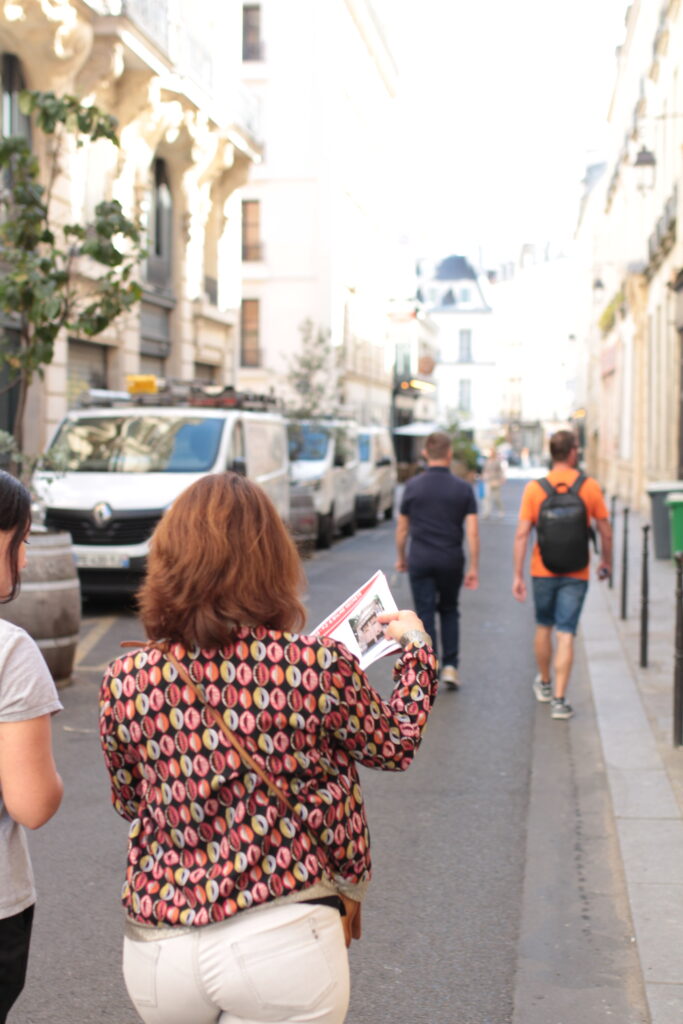 Équipe dans les rues de paris  