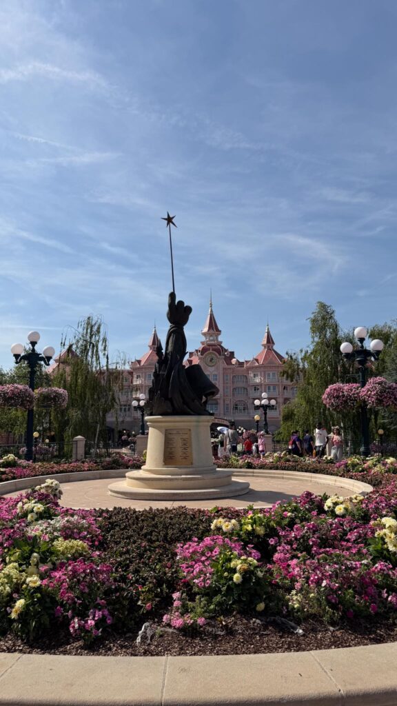 Vue sur l'entrée du parc, mickey nous accueil avec sa magie 