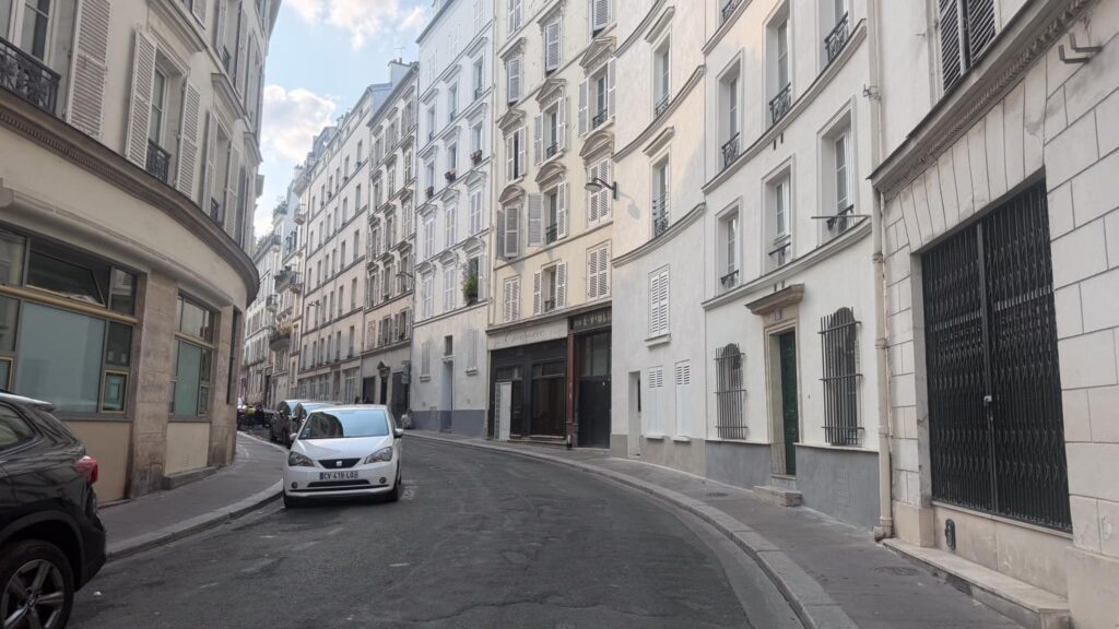 Rue près de la nouvelle Athène en demi cercle 