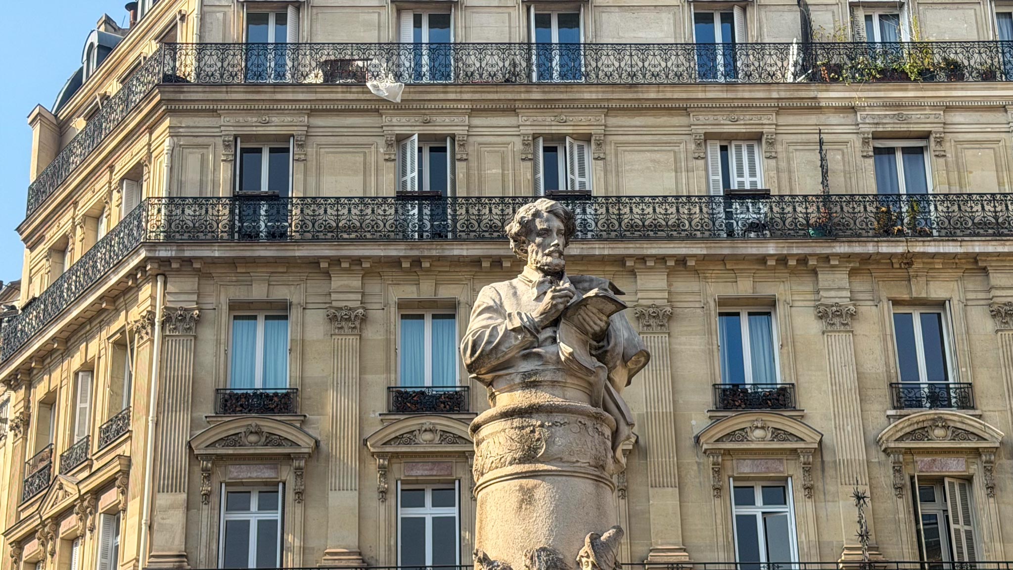 Rond point avec statue sur la place st george