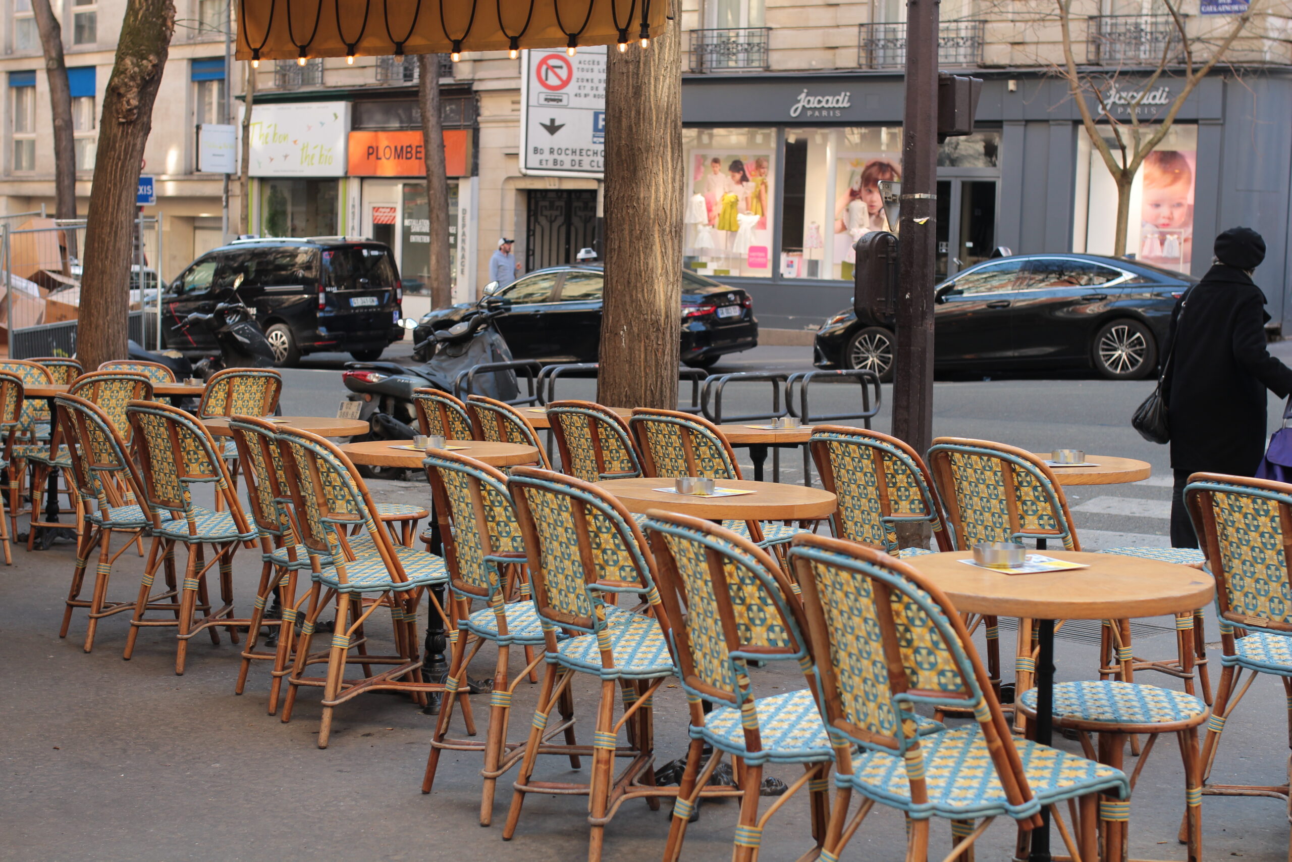 Terrasse de bon matin à Paris