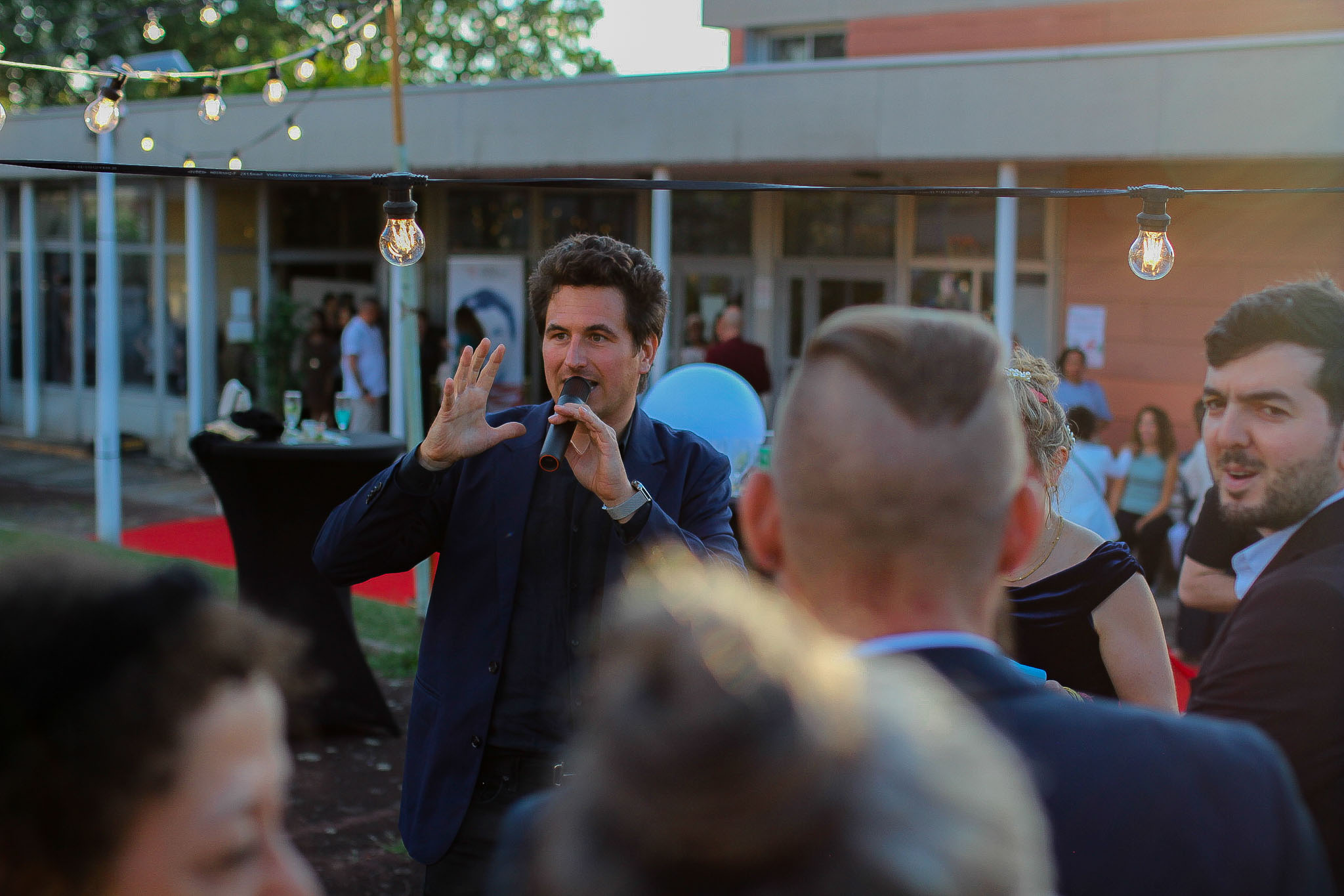 animateur au micro sur une soirée événementielle