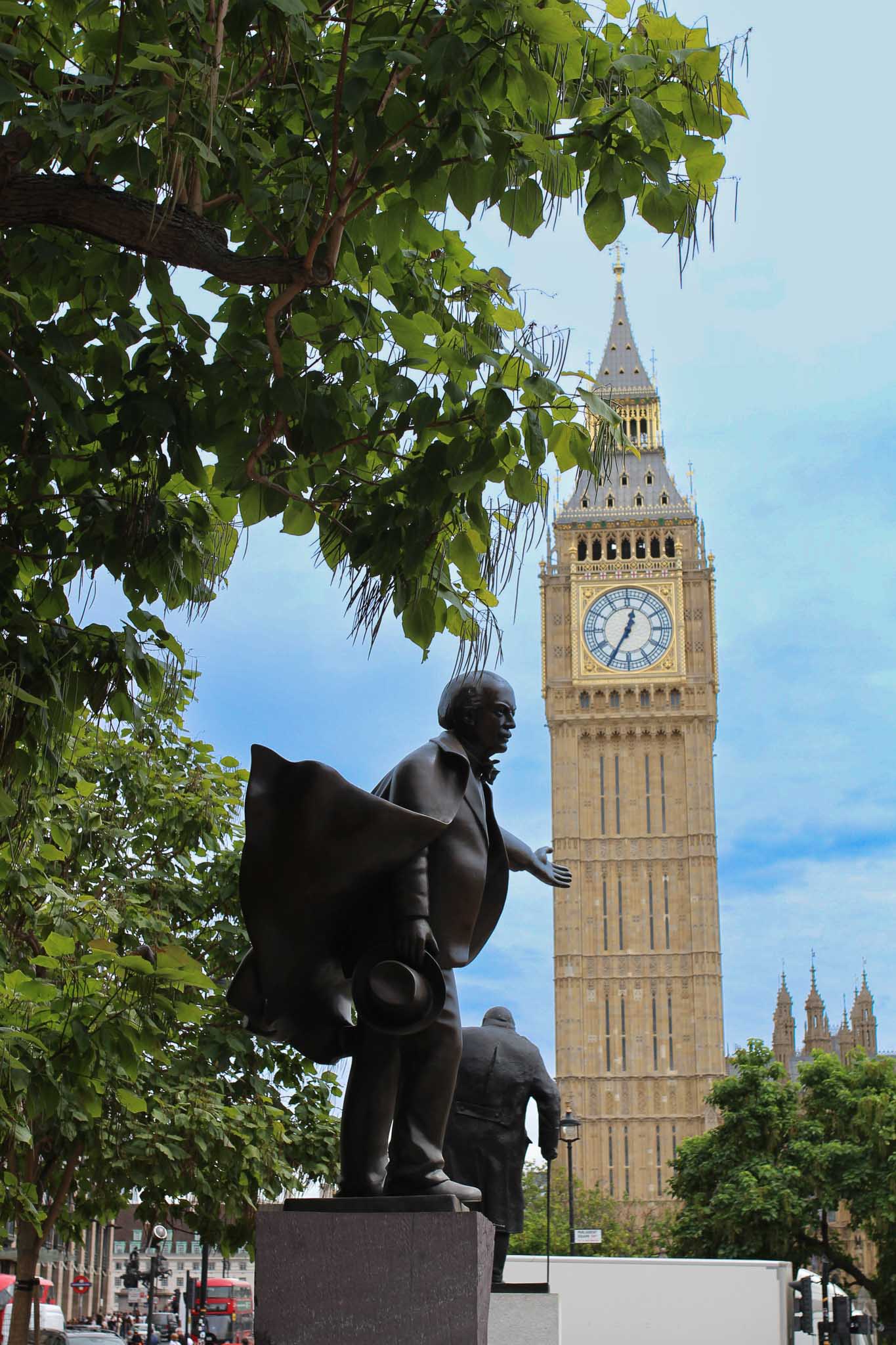 cast iron statue of Lloyd George in the foreground with Big Ben in the background
