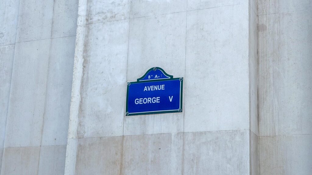 Panneau bleu accrocher au mur de l'avenue George V