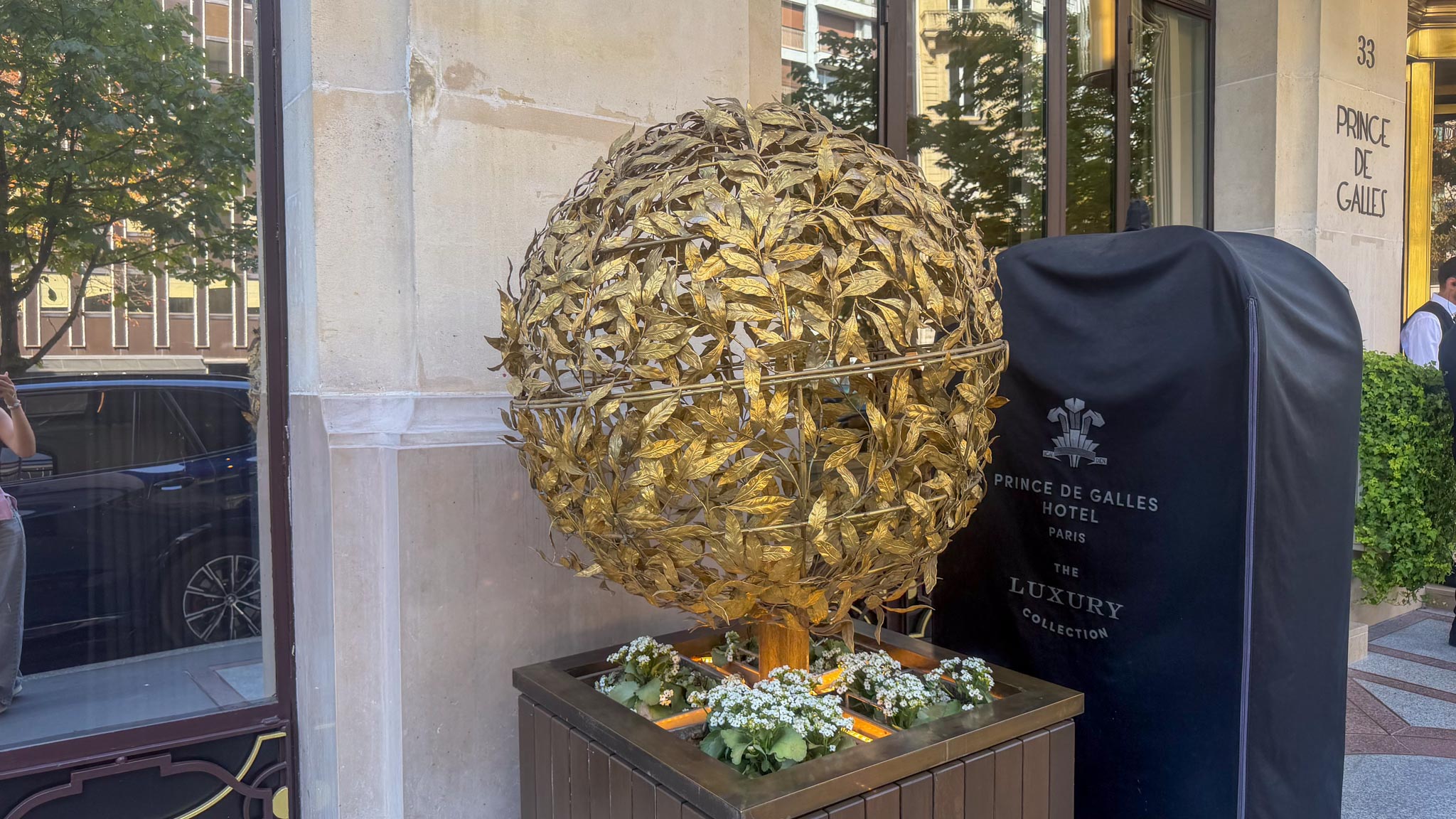 Arbre en or devant l'hôtel Prince de Galles